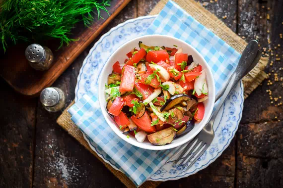 салат с баклажанами и помидорами рецепт фото 9